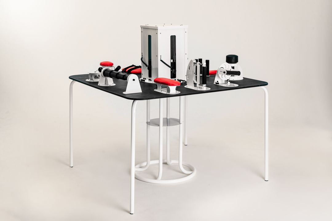 Многофункциональный стол для разработки мелкой моторики рук