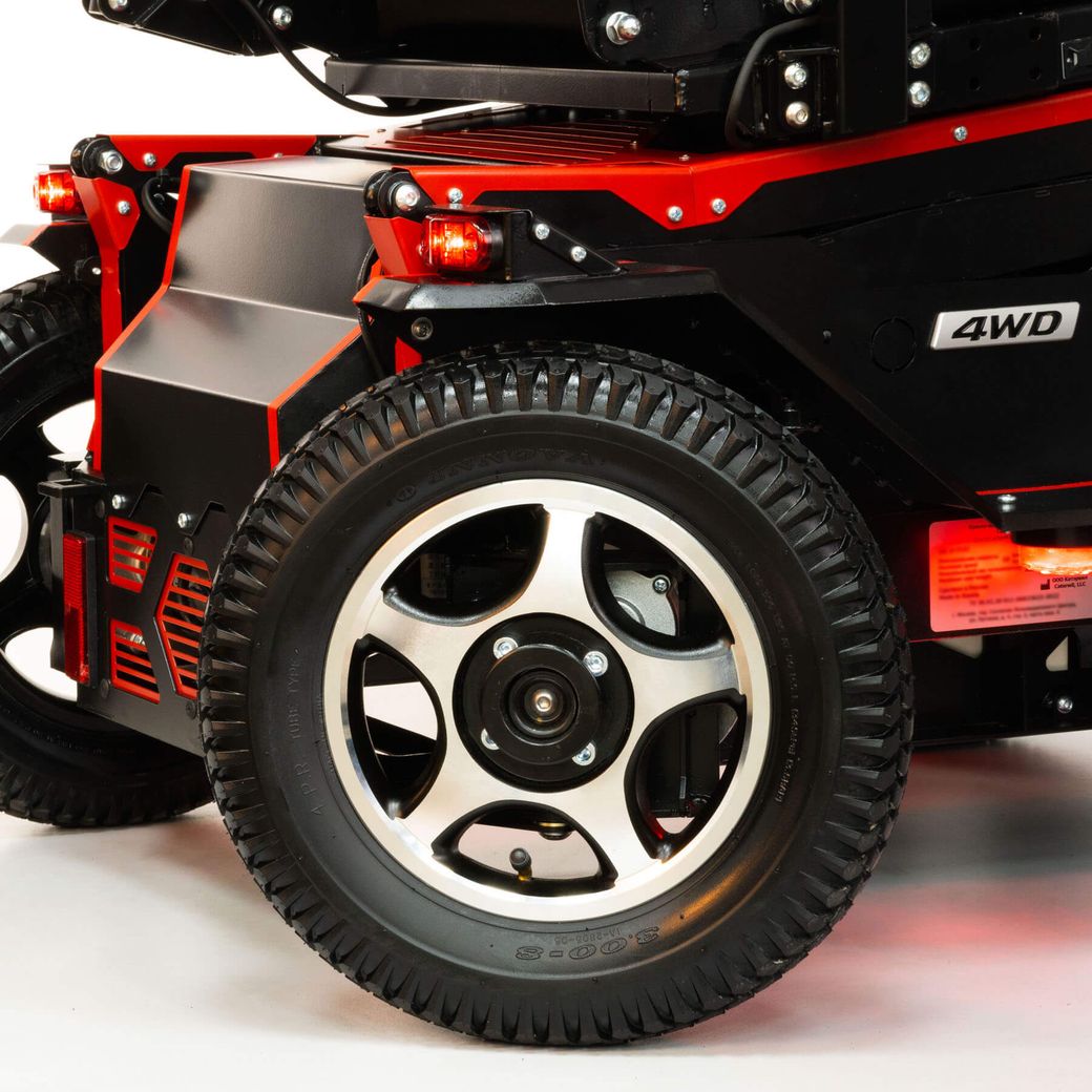 Кресло-коляска с электроприводом вездеходная Caterwil Ultra 4WD Lift