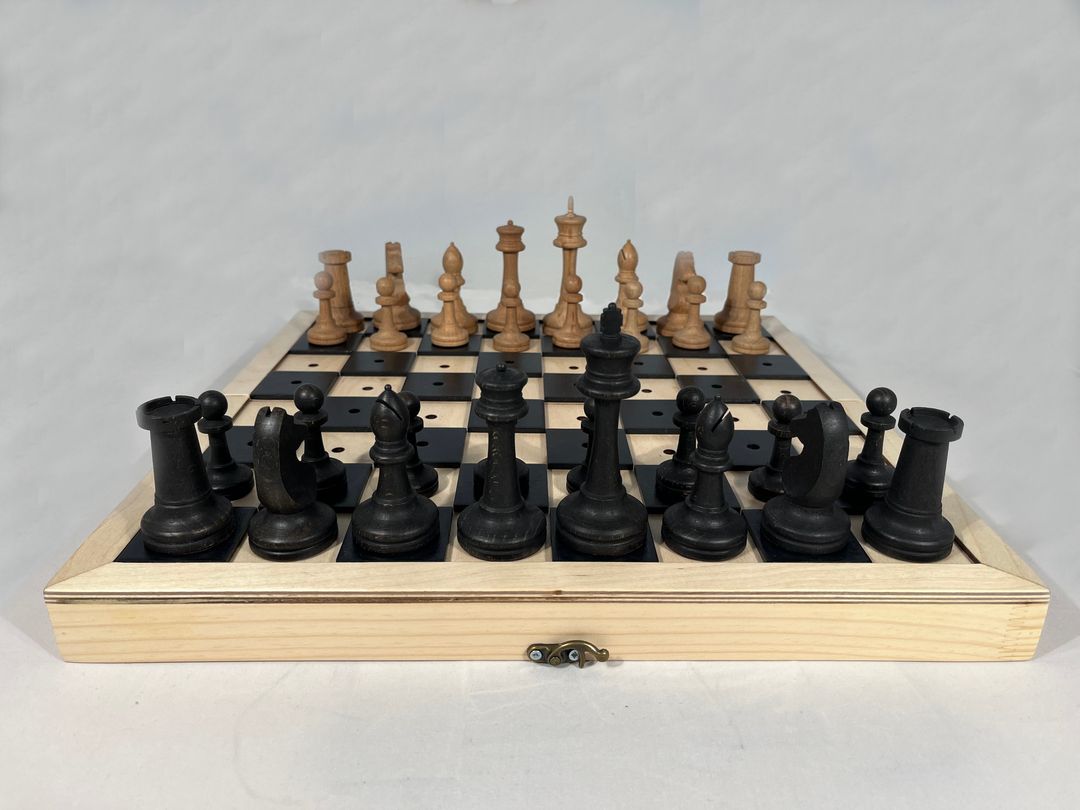 Шахматы для незрячих с деревянной доской