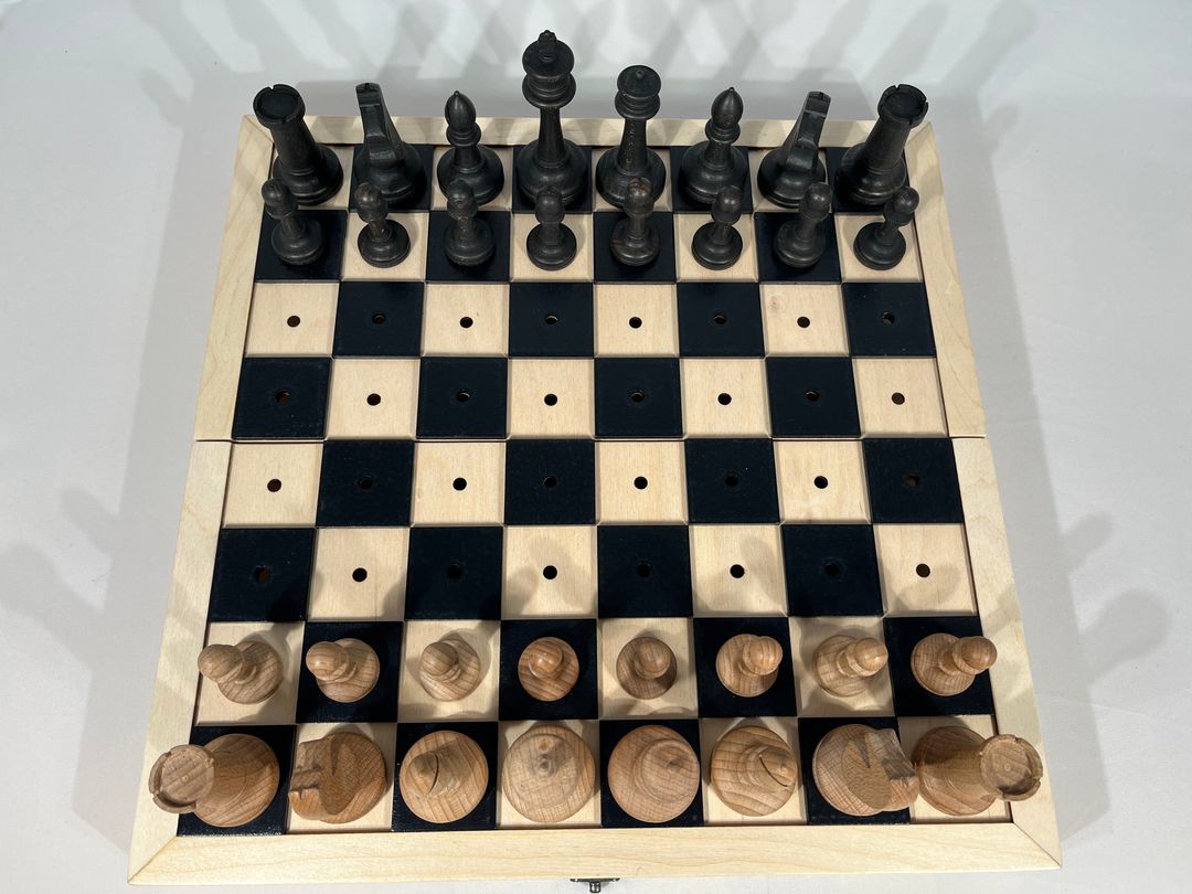 Шахматы для незрячих с деревянной доской
