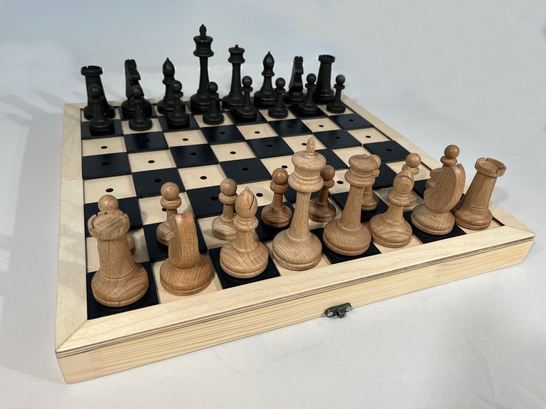 Шахматы для незрячих с деревянной доской