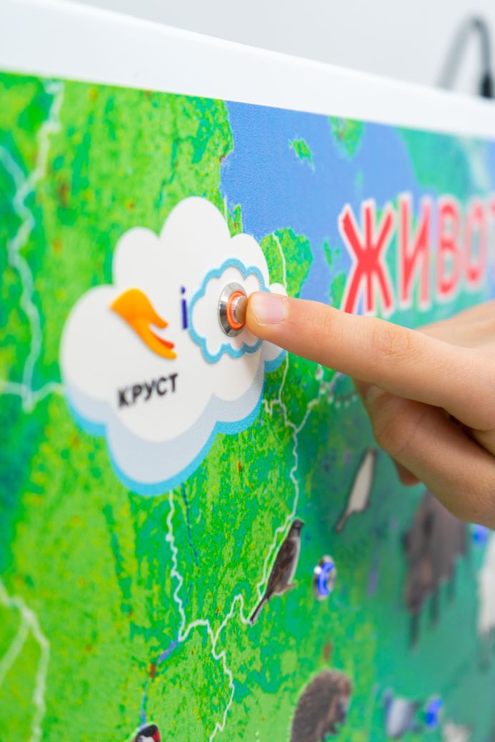 Стенд тактильно-звуковой обучающий Животные России с индукционной системой 840х640