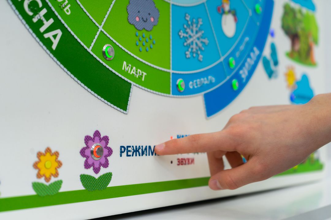 Стенд тактильно-звуковой обучающий Времена года 840х640