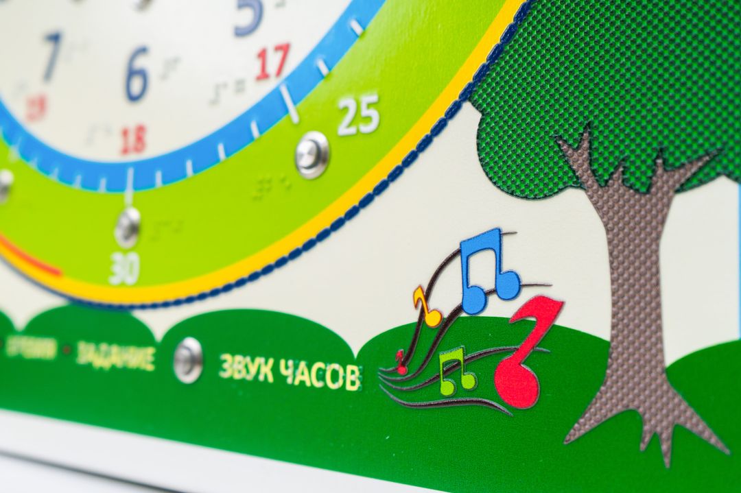 Стенд тактильно-звуковой обучающий Веселое время 840х640