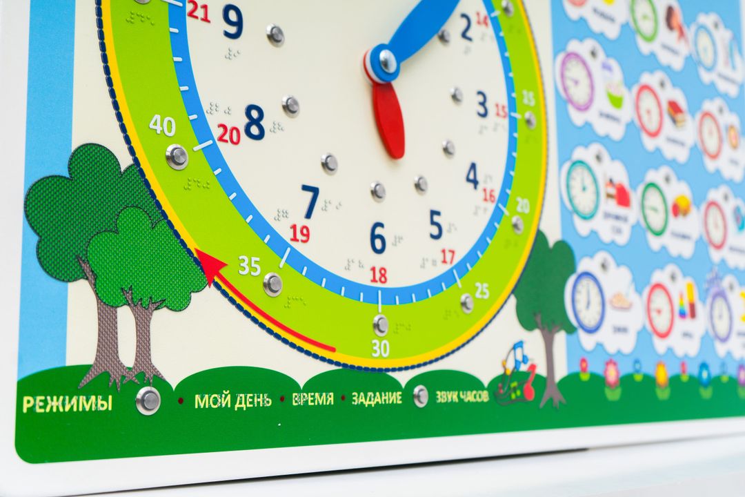 Стенд тактильно-звуковой обучающий Веселое время с индукционной системой 840х640