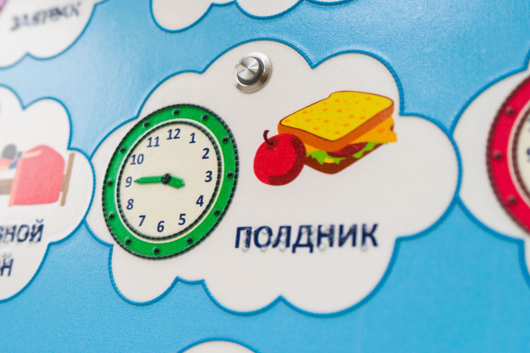 Стенд тактильно-звуковой обучающий Веселое время 840х640