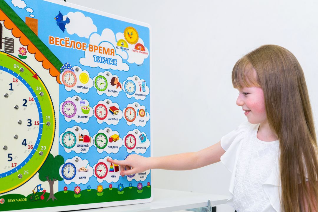 Стенд тактильно-звуковой обучающий Веселое время с индукционной системой 840х640