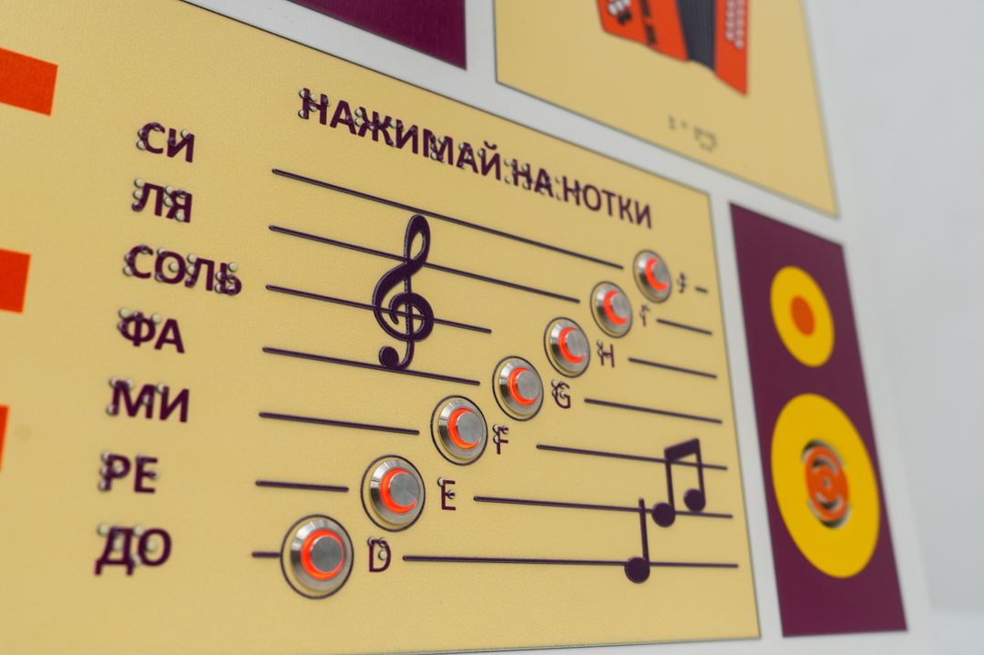 Стенд тактильно-звуковой обучающий Музыкальные инструменты с индукционной системой 640х440
