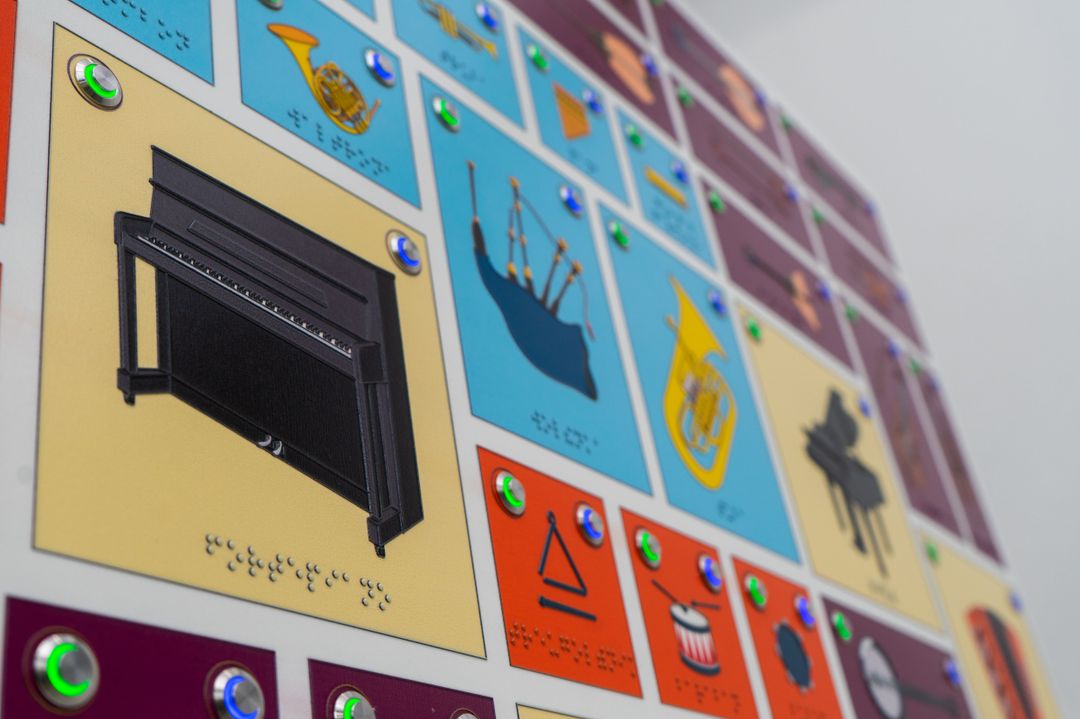 Стенд тактильно-звуковой обучающий Музыкальные инструменты 840х640