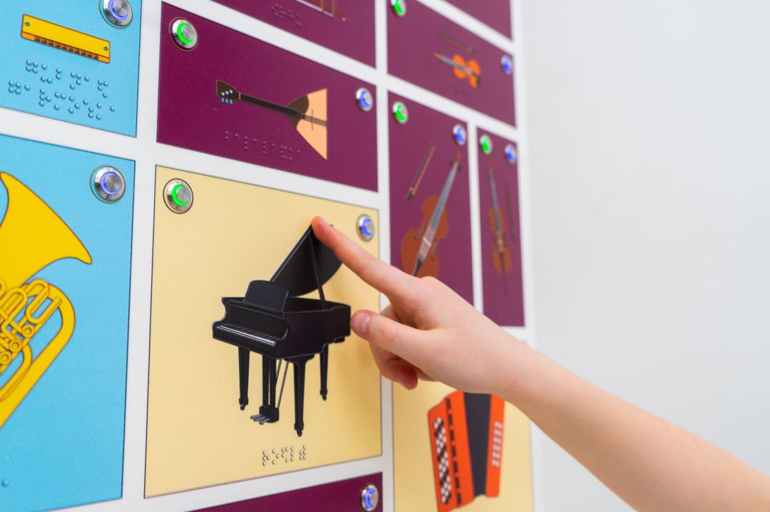 Стенд тактильно-звуковой обучающий Музыкальные инструменты 840х640