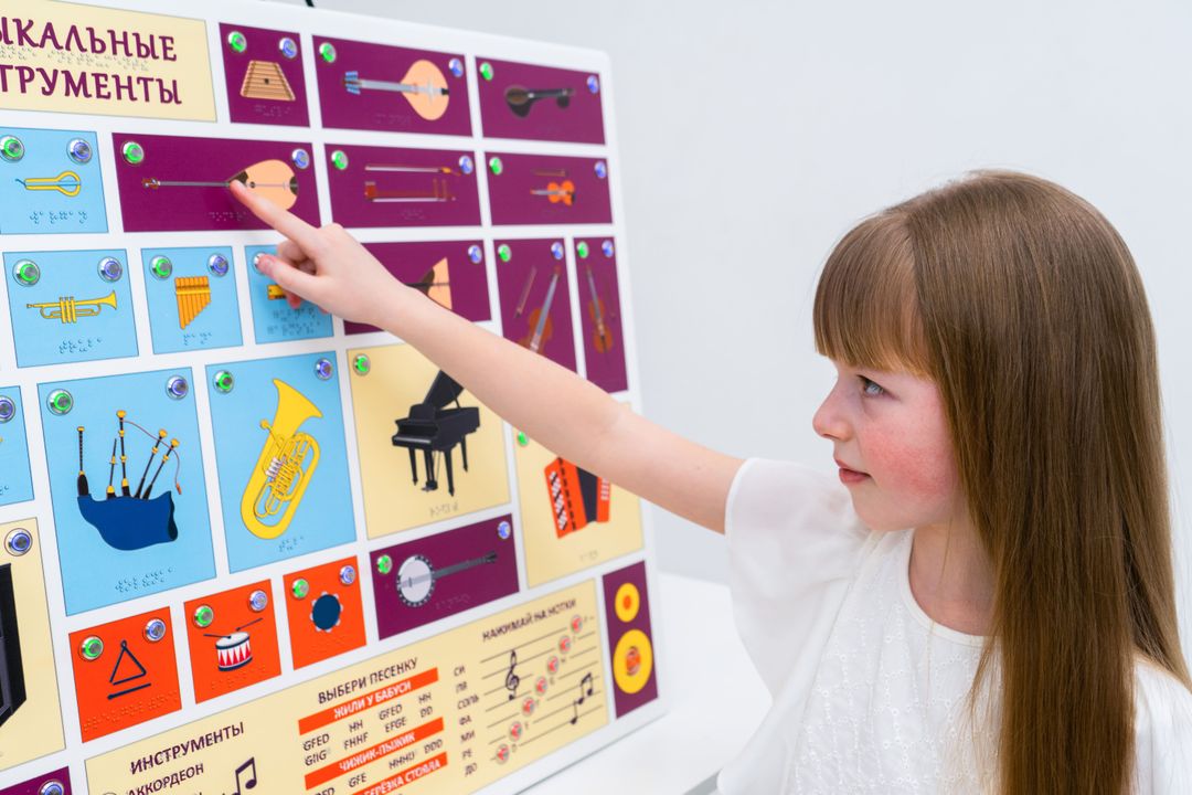 Стенд тактильно-звуковой обучающий Музыкальные инструменты 840х640