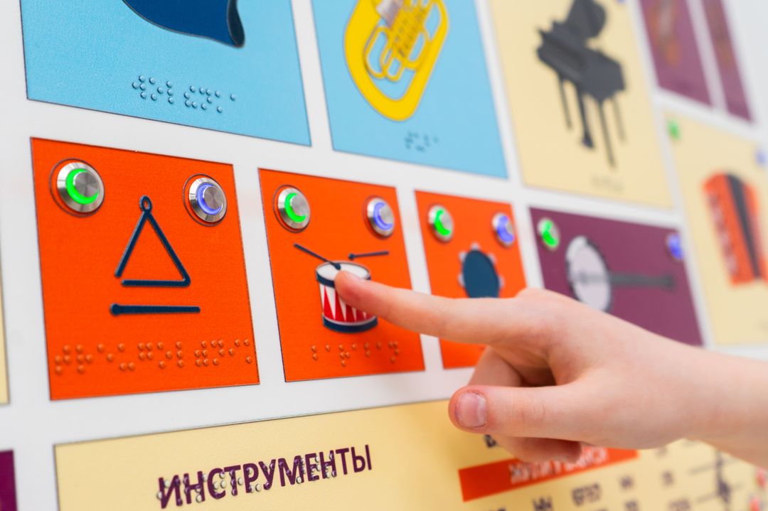 Стенд тактильно-звуковой обучающий Музыкальные инструменты с индукционной системой 640х440