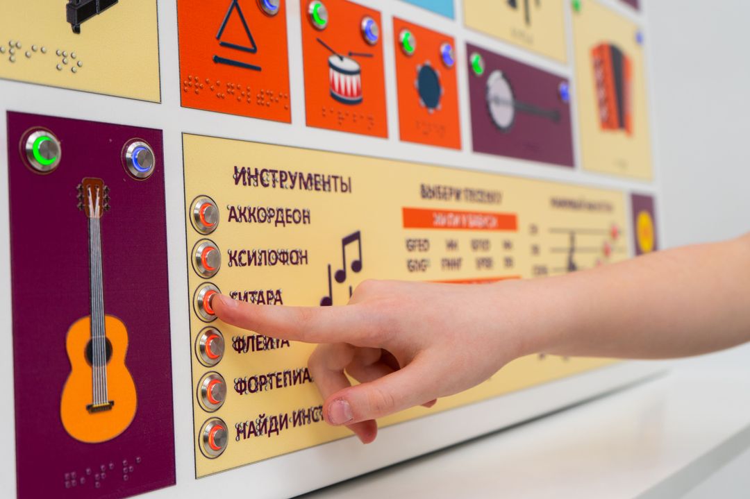Стенд тактильно-звуковой обучающий Музыкальные инструменты с индукционной системой 640х440