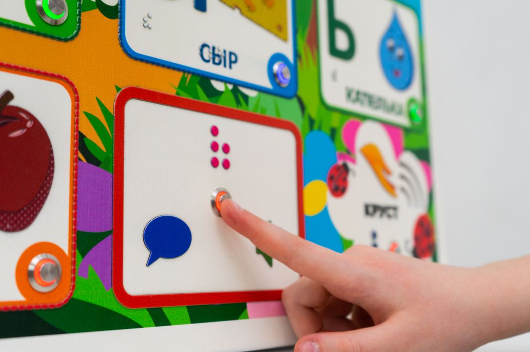 Стенд тактильно-звуковой обучающий Занимательная азбука 840х640