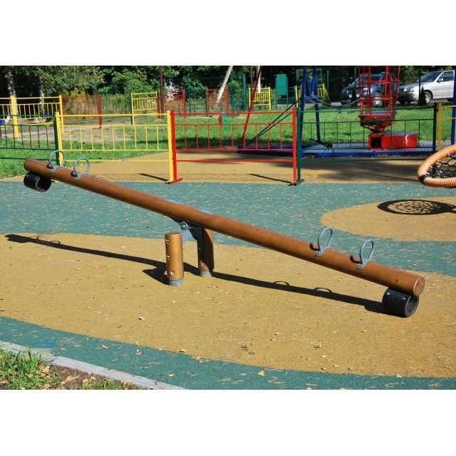 Балансир для четверых на бревне